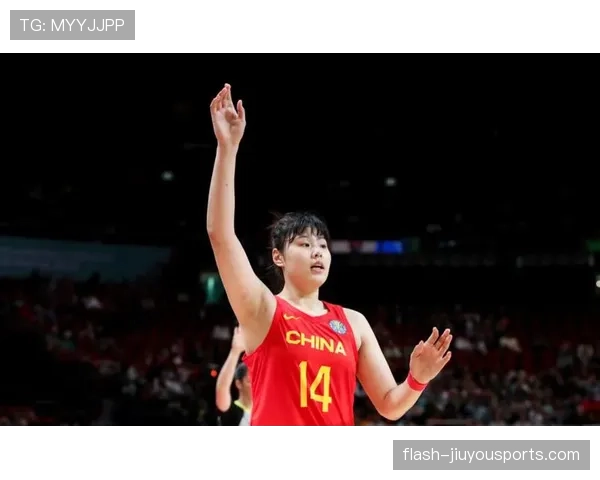 李月汝训练完直接啃鸡腿，这自律和放纵的切换也太真实了
