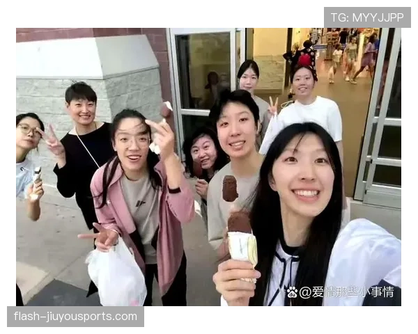 杨昊又晒私生活,那张餐桌像在比谁消费更狠 杨昊又晒私生活,那张餐桌像在比谁消费更狠